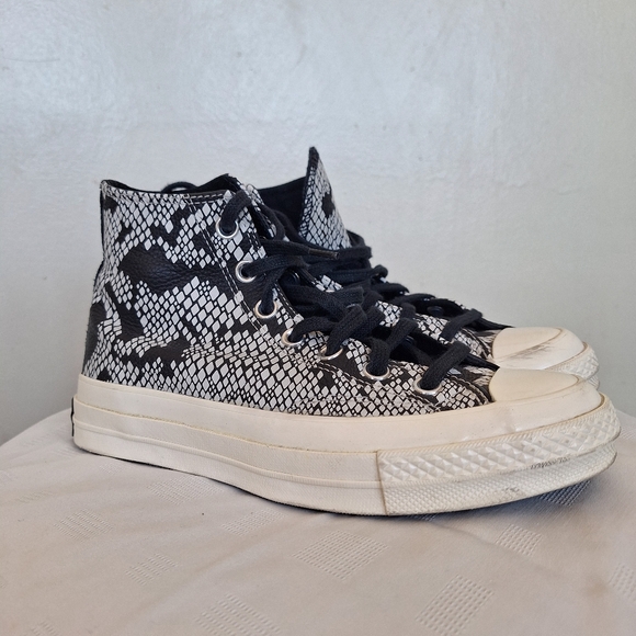 Converse Shoes - Black a white converse